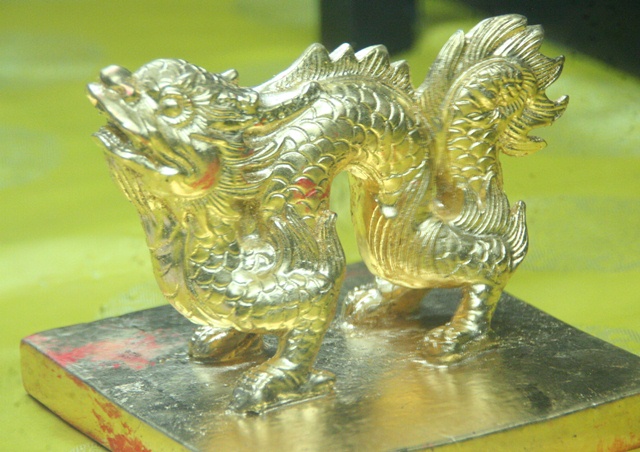 Triển l&atilde;m 11 ấn rồng v&agrave;ng tinh xảo triều Nguyễn 